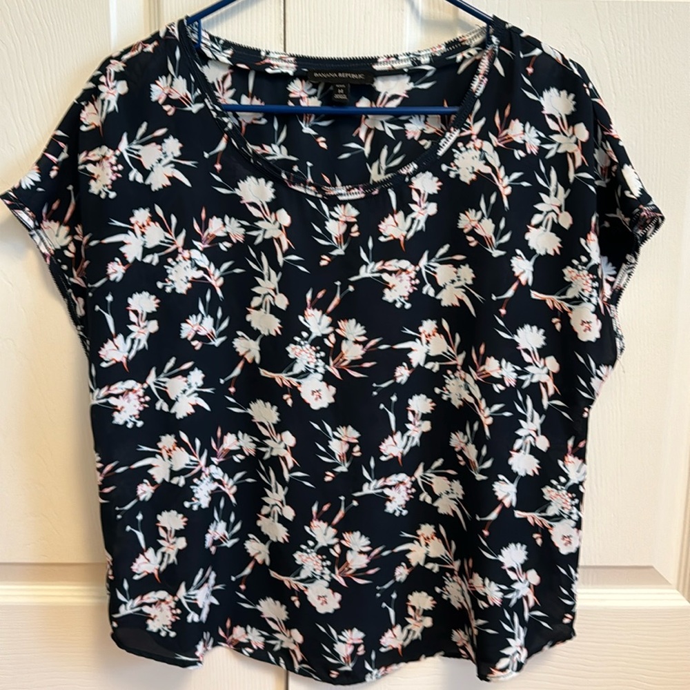 Banana Republic Women’s Short Sleeve Navy Blue Floral Top Blouse Petite Medium